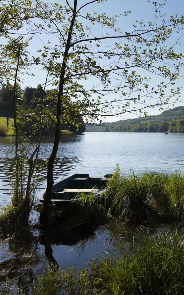 Barque de pêcheur au lac de Lourdes