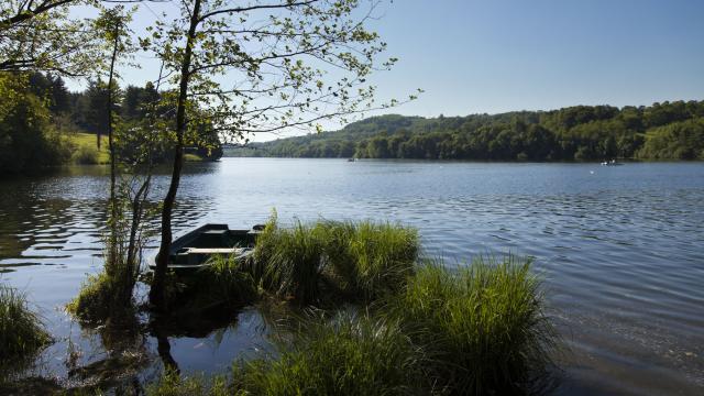 Barque de pêcheur au lac de Lourdes