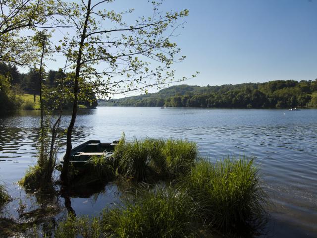 Barque de pêcheur au lac de Lourdes