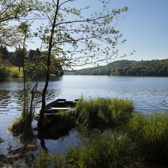 Barque de pêcheur au lac de Lourdes