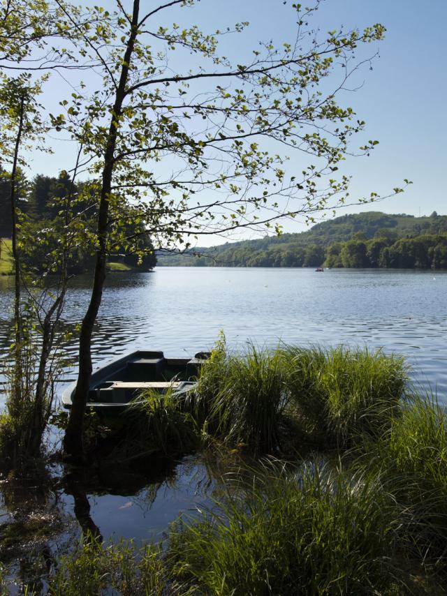 Barque de pêcheur au lac de Lourdes