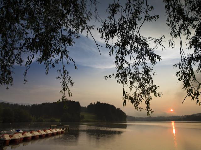 Coucher de soleil à l'embarcadère du lac de Lourdes