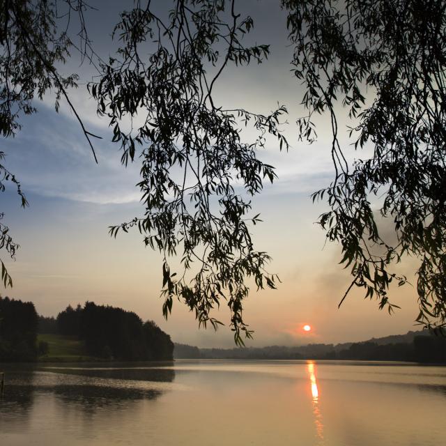 Coucher de soleil à l'embarcadère du lac de Lourdes