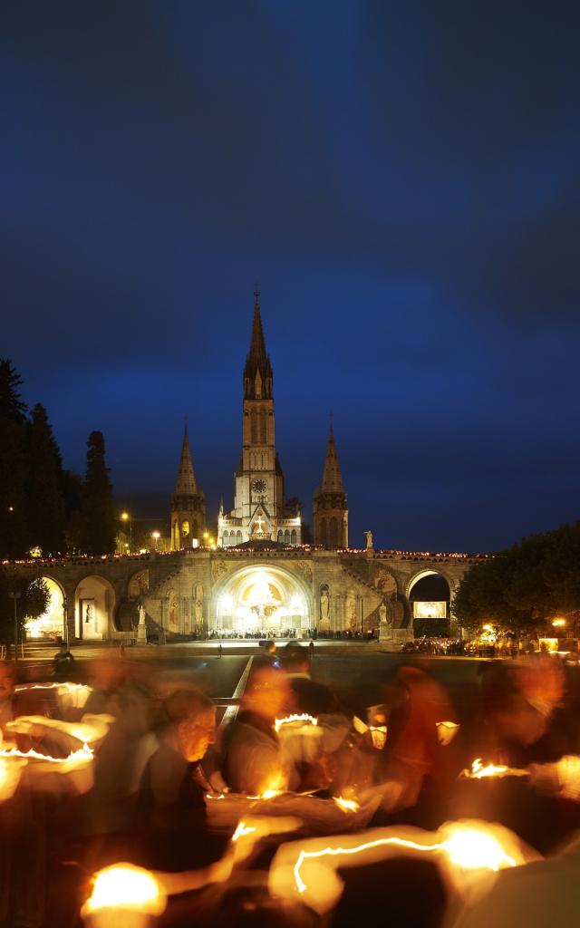 Procession aux flambeaux au Sanctuaire de Lourdes