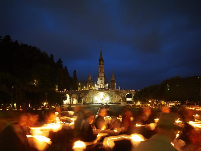 Procession aux flambeaux au Sanctuaire de Lourdes