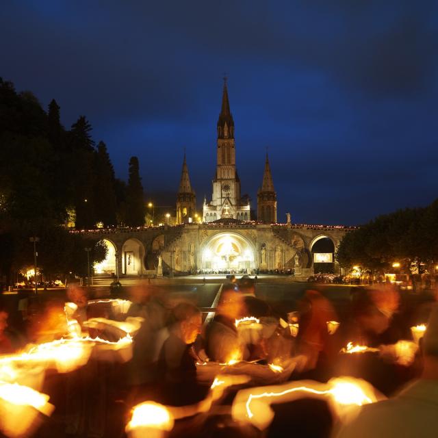 Procession aux flambeaux au Sanctuaire de Lourdes