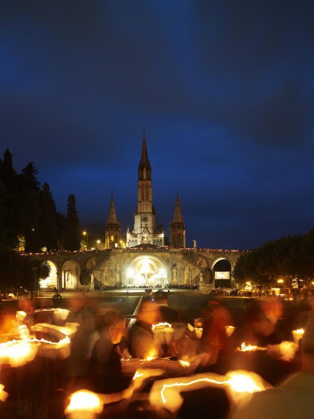 Procession aux flambeaux au Sanctuaire de Lourdes