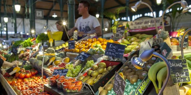 Fruits et légumes aux Halles de Lourdes