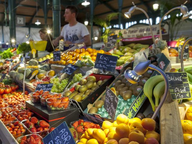 Fruits et légumes aux Halles de Lourdes