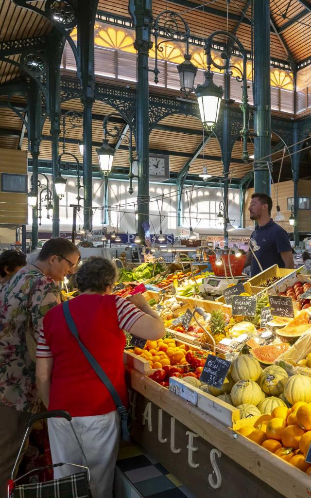 Etal coloré aux Halles de Lourdes