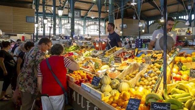 Etal coloré aux Halles de Lourdes