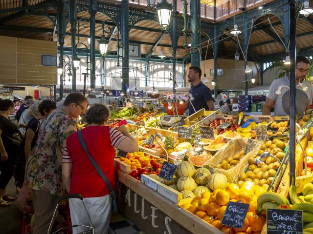 Etal coloré aux Halles de Lourdes