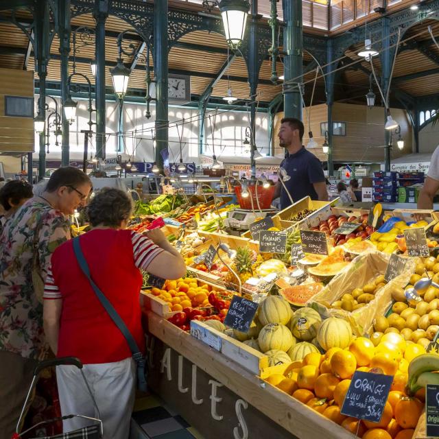 Etal coloré aux Halles de Lourdes