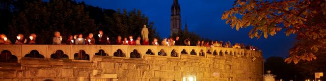 Procession aux flambeaux à Lourdes