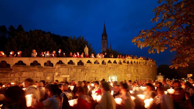 Procession aux flambeaux à Lourdes