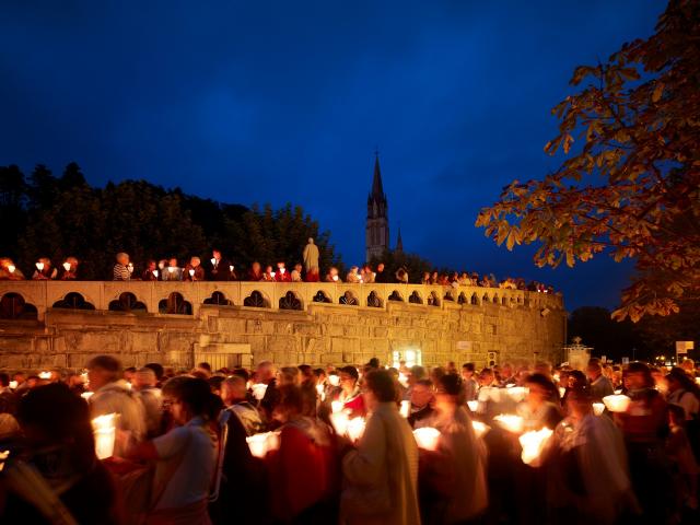 Procession aux flambeaux à Lourdes