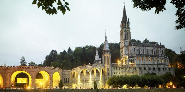 Sanctuaire de Lourdes en début de soirée