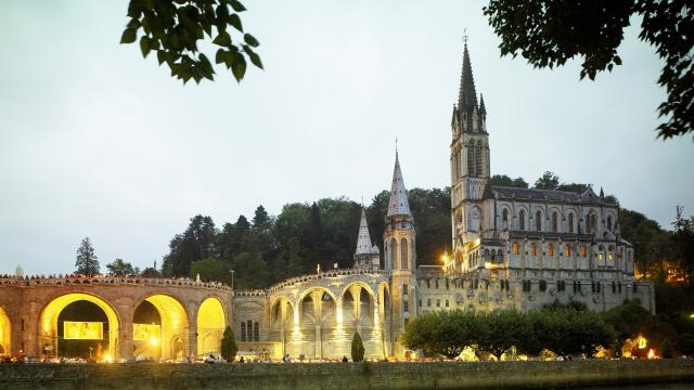 Sanctuaire de Lourdes en début de soirée