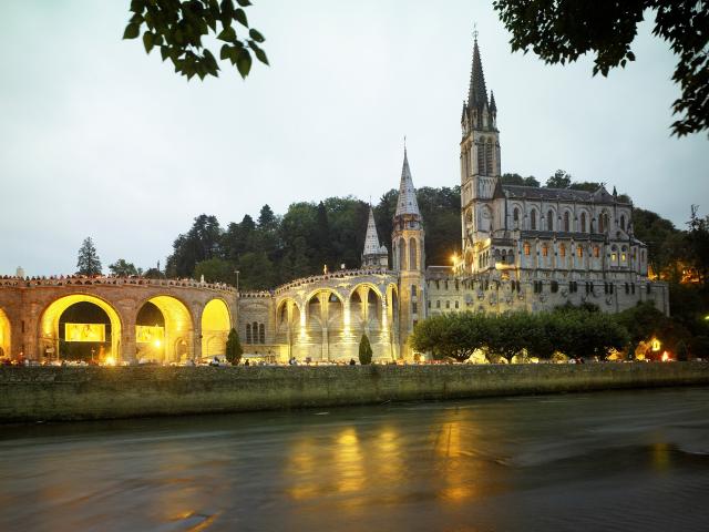 Sanctuaire de Lourdes en début de soirée