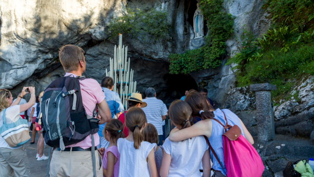 Les Processions au Sanctuaire Notre Dame de Lourdes