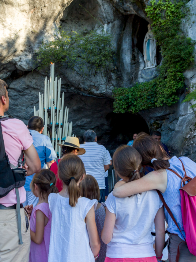 Les Processions au Sanctuaire Notre Dame de Lourdes