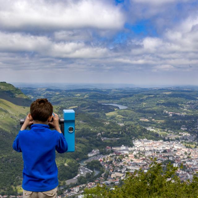 Vue sur la ville de Lourdes depuis le Pic du Jer