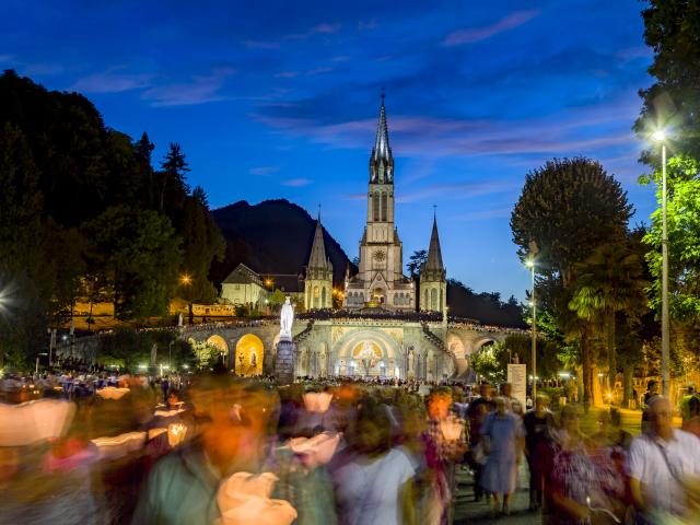 Procession aux flambeaux, soir d'été