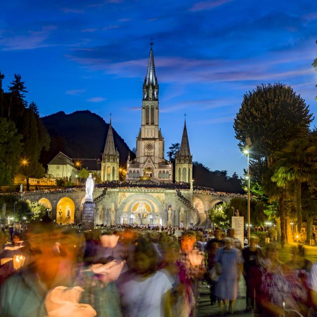 Procession aux flambeaux, soir d'été