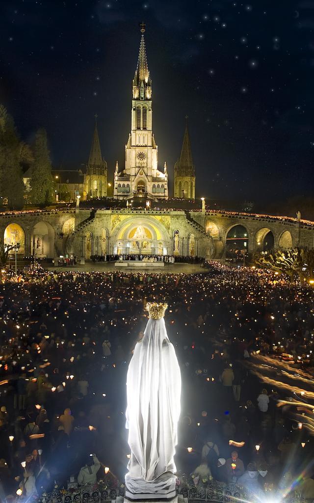 R619103 9 Procession Aux Flambeaux Vierge Couronnee Sanctuaires Nd Lourdes P. Vincent 2