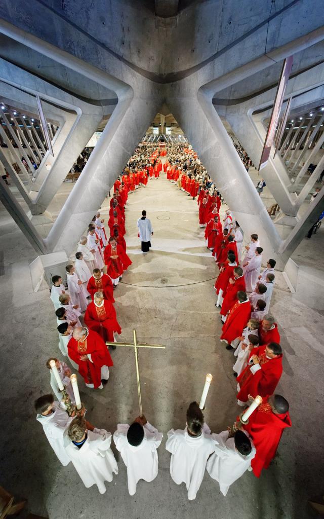 LOURDES, procession eucharistique à la Basilique Saint Pie X