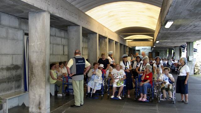 Hospitaliers à l'entrée des piscines du Sanctuaire Notre Dame de Lourdes