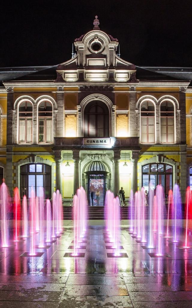 Casino fontaines nuit Cauterets