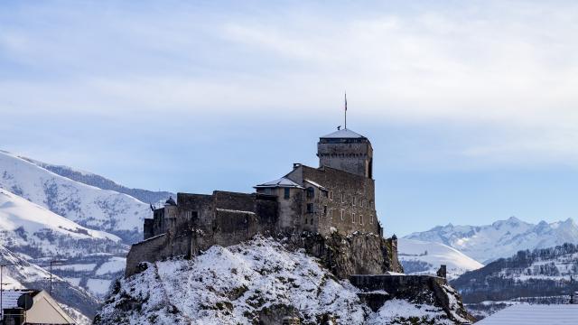 Château fort de Lourdes sous la neige