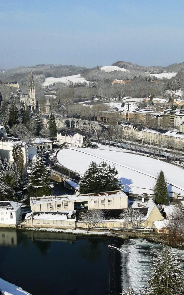 Vue du sanctuaire sous la neige depuis le château de Lourdes