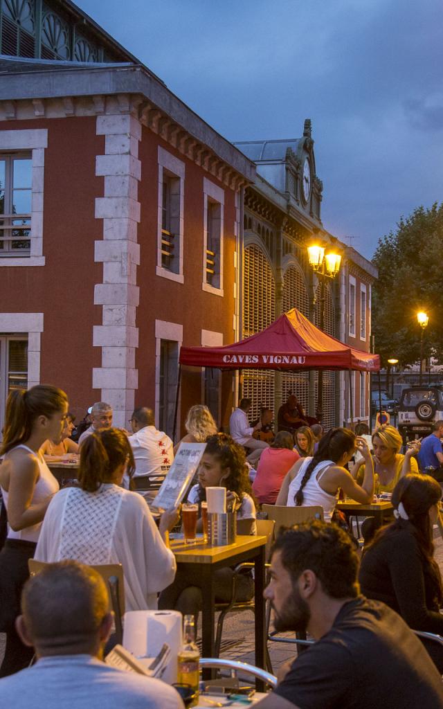 Terrasse soirée d'été à Lourdes