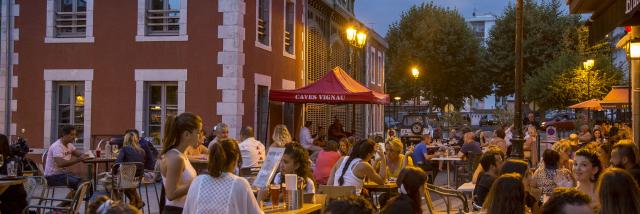 Terrasse soirée d'été à Lourdes