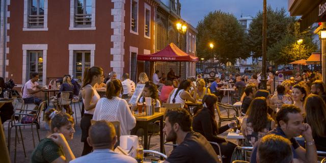 Terrasse soirée d'été à Lourdes