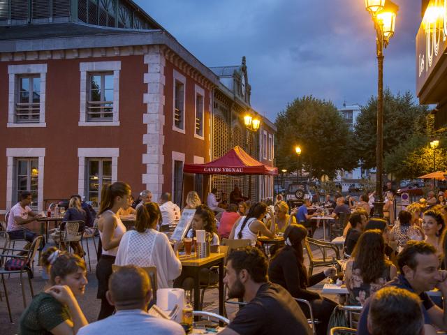 Terrasse soirée d'été à Lourdes