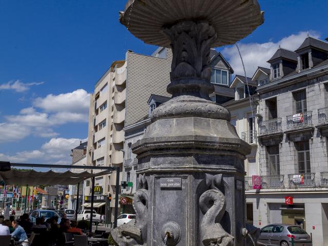 Fontaine de la place du Marcadal à Lourdes