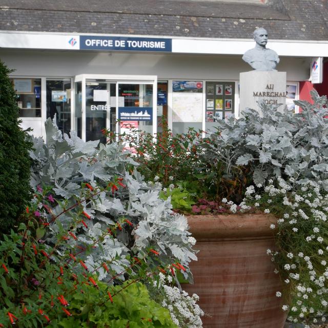 Square Foch, Office de tourisme