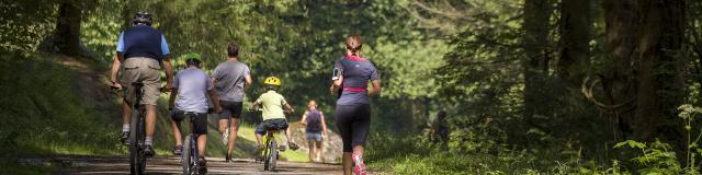 Famille à vélo