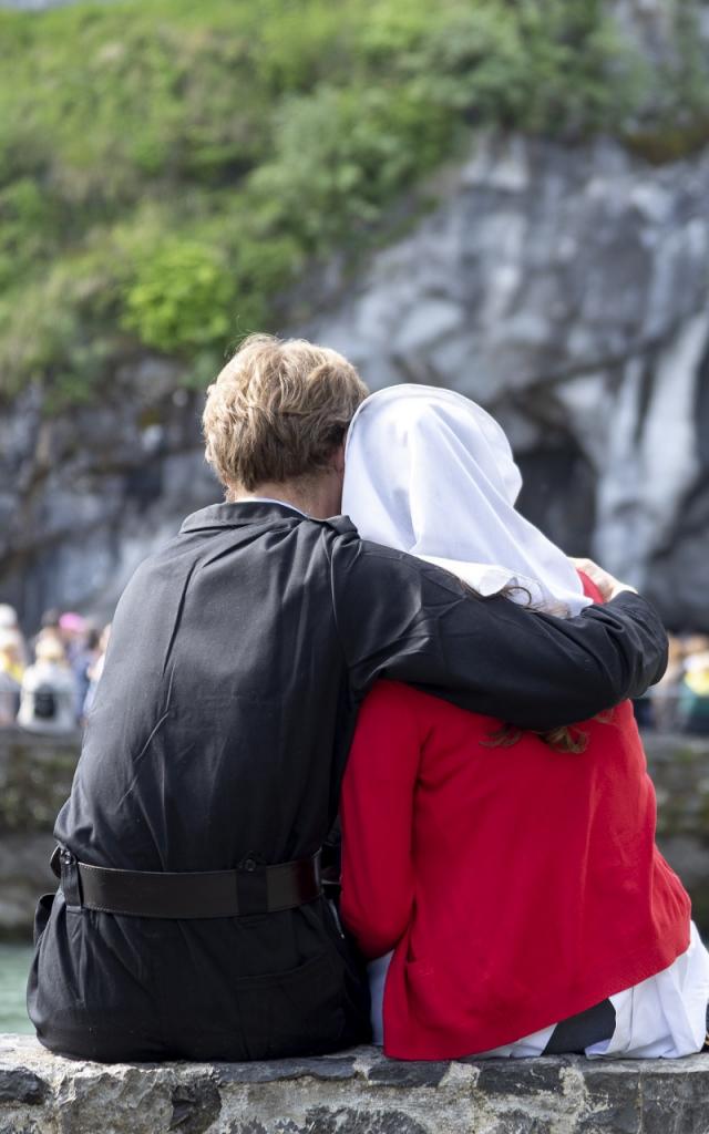 Couple d'hospitaliers face à la Grotte