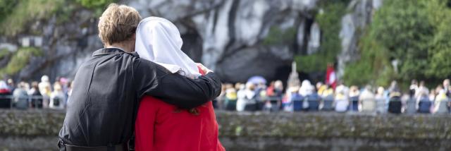 Couple d'hospitaliers face à la Grotte