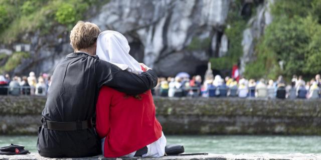 Couple d'hospitaliers face à la Grotte