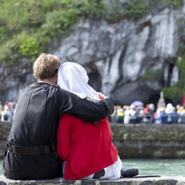 Couple d'hospitaliers face à la Grotte