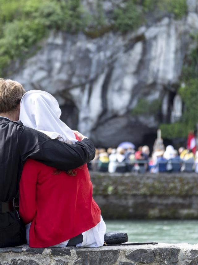 Couple d'hospitaliers face à la Grotte