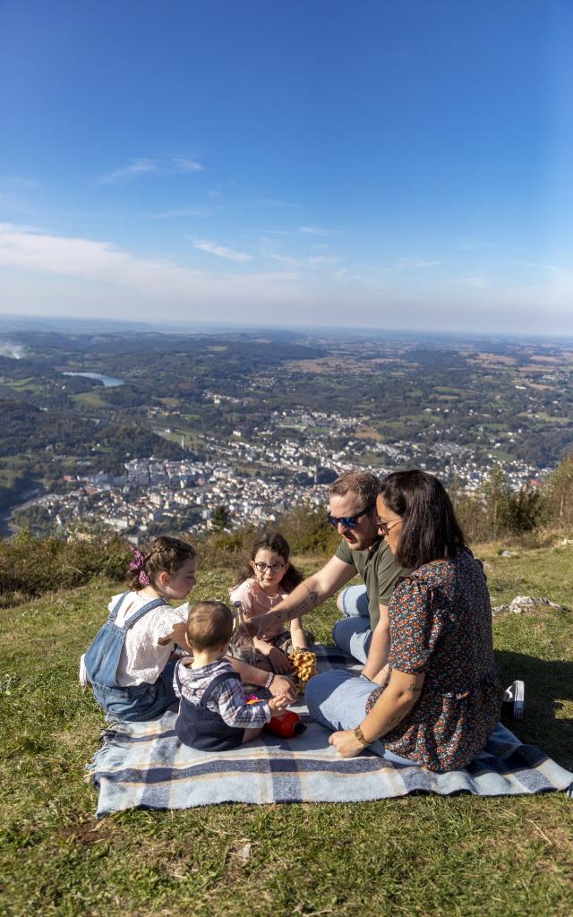 Pique nique en famille au Pic du Jer