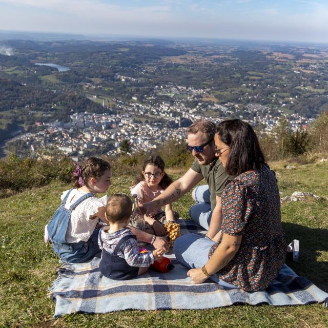 Pique nique en famille au Pic du Jer