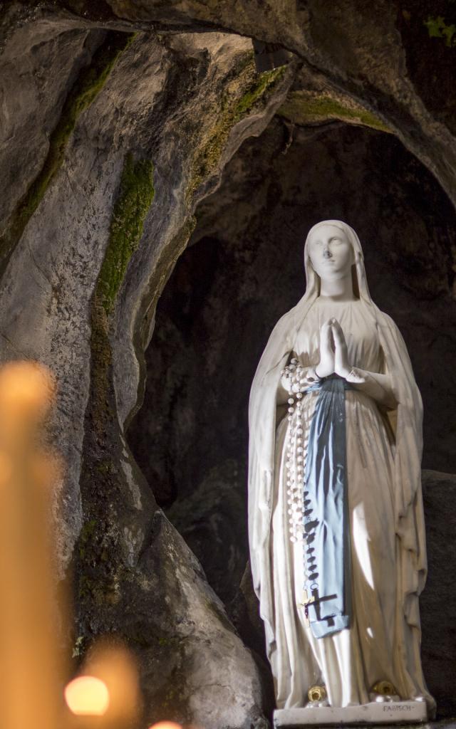 Statue de la Vierge dans la grotte des apparitions de Lourdes