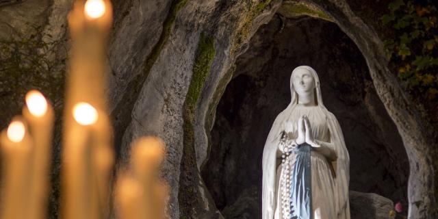 Statue de la Vierge dans la grotte des apparitions de Lourdes